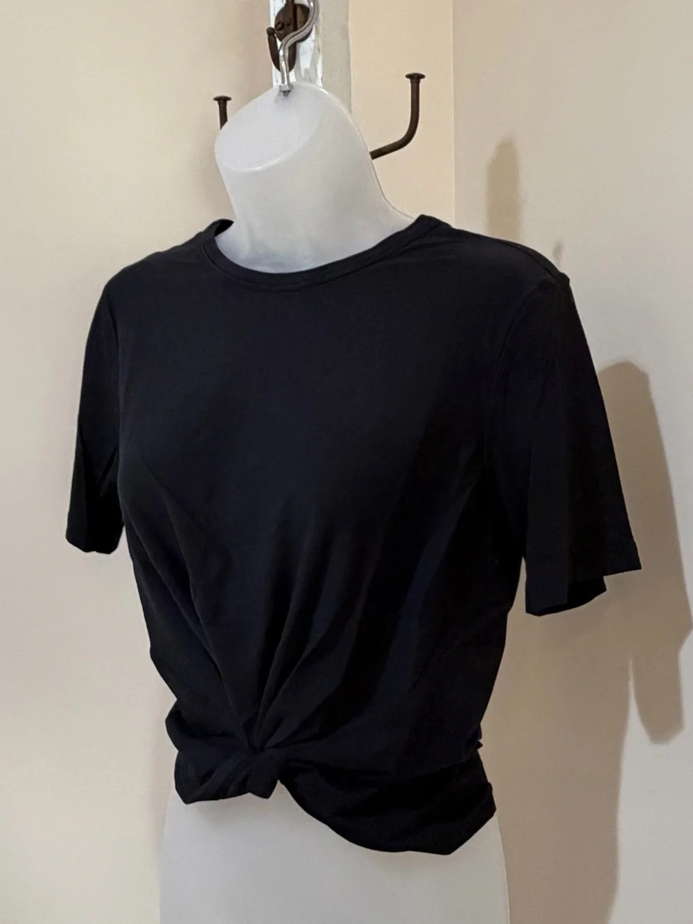 NWOT LULULEMON CRESCENT TEE TWIST FRONT WAIST LENGTH TOP IN BLACK SIZE 4